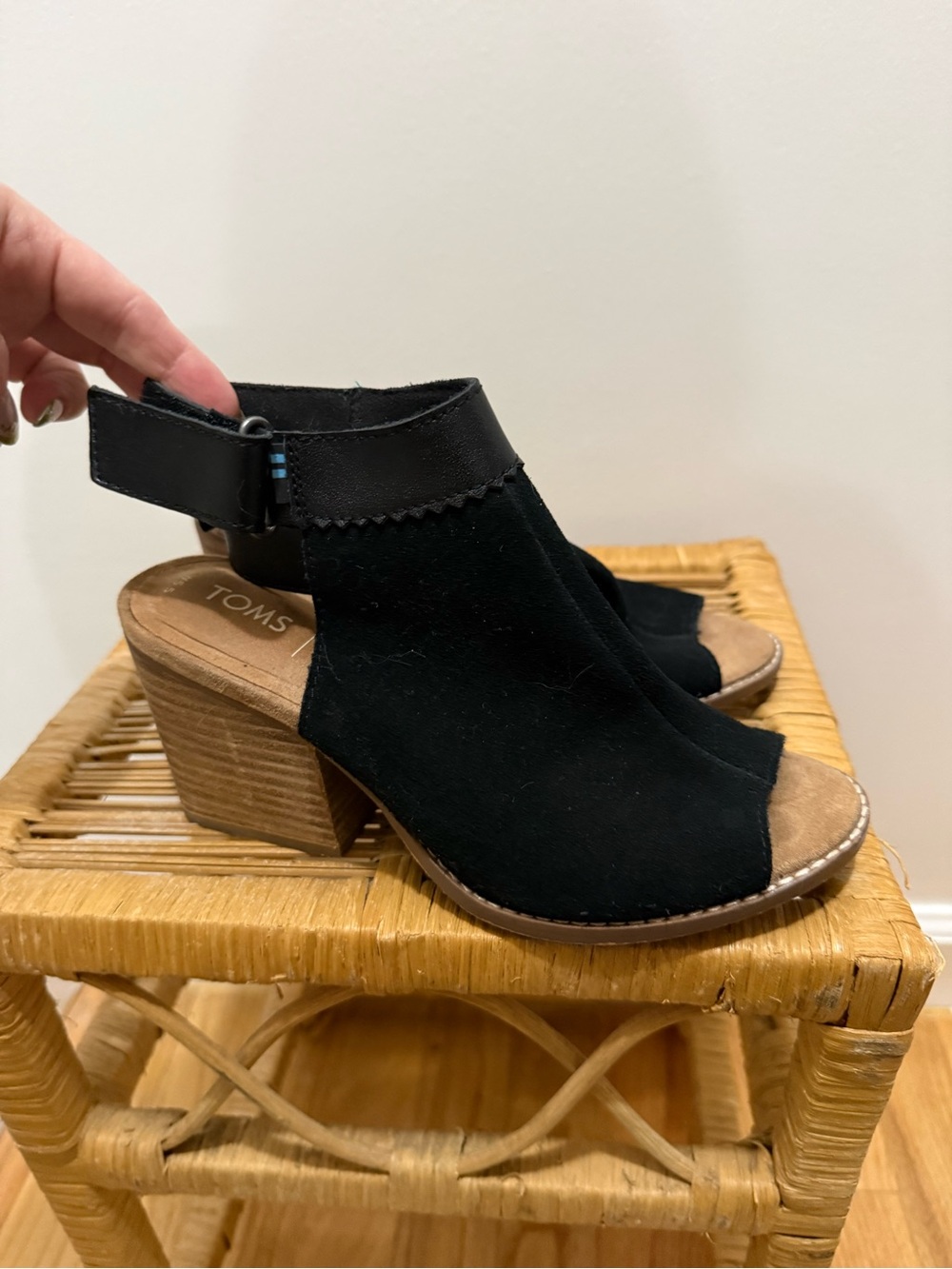 Tom’s peep toe heel